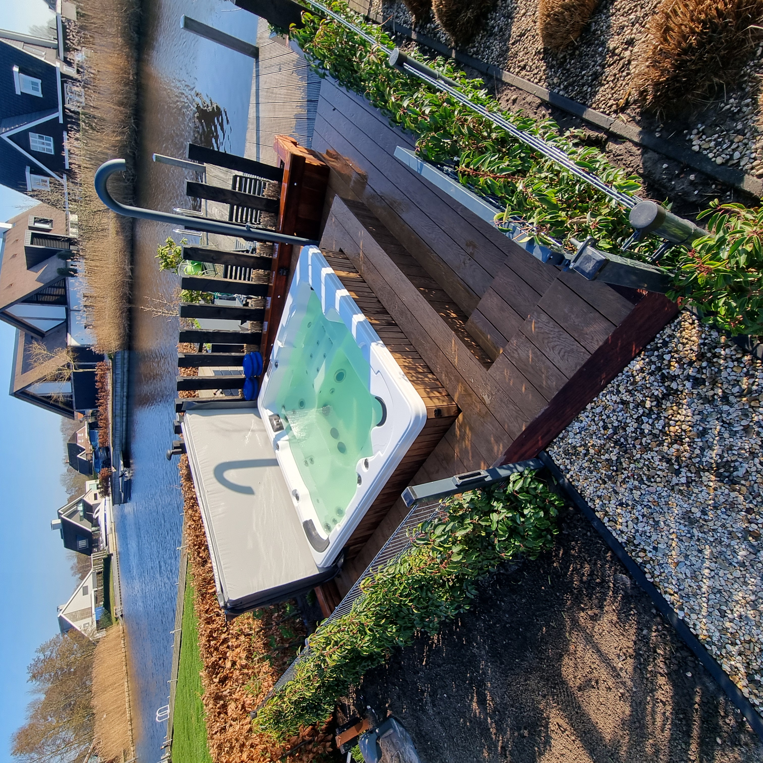 Jacuzzi met vlonder ombouw